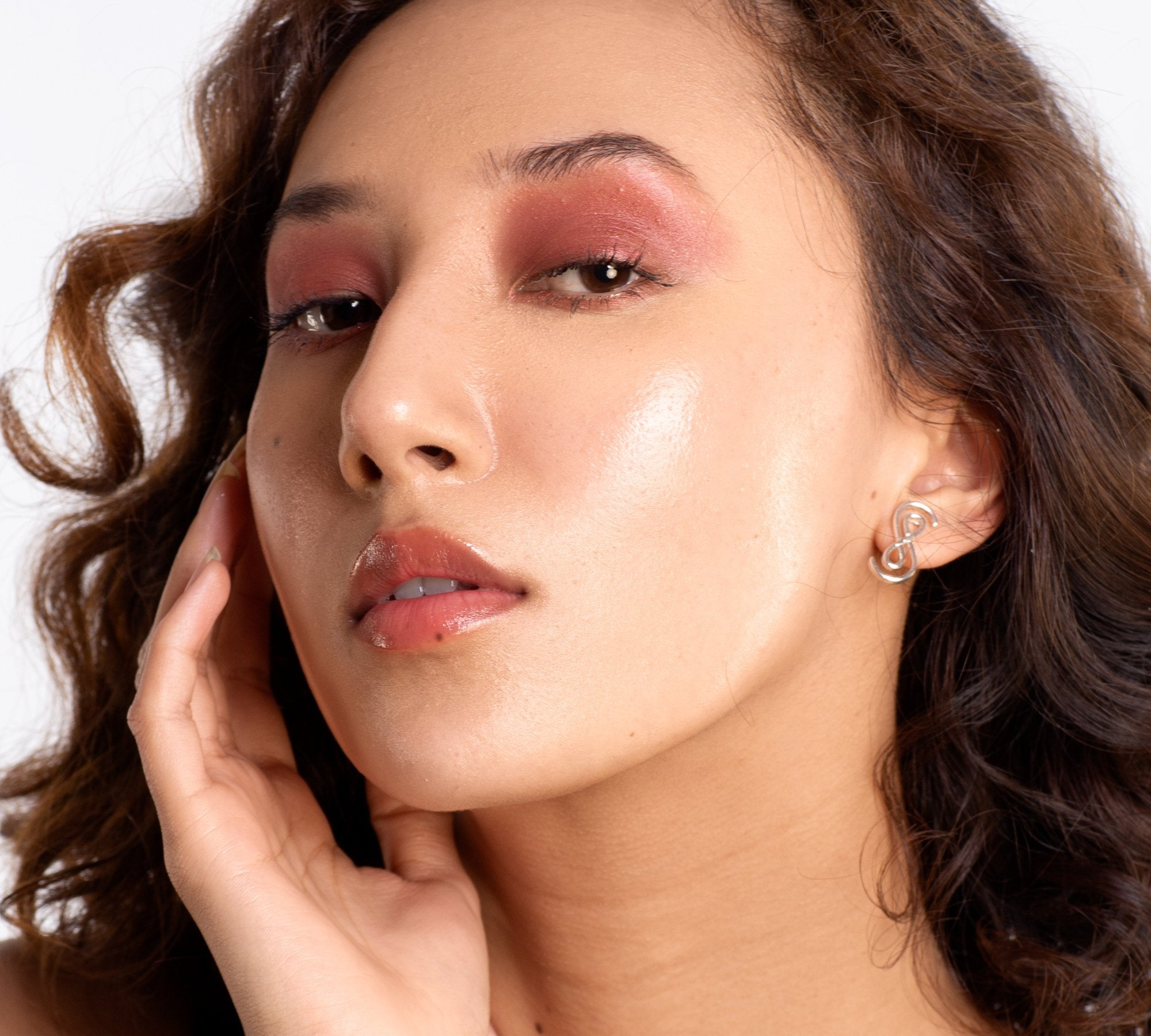 Eye Shimmer in shade Red Velvet on fair skin tone